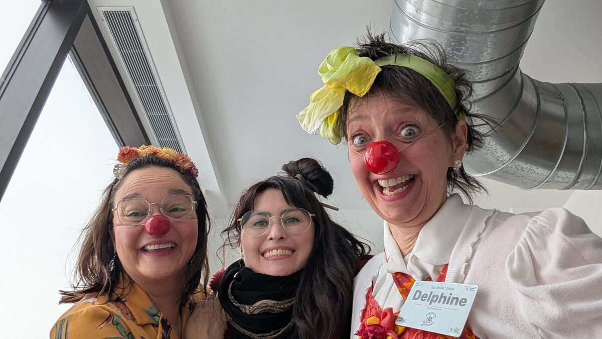 Mylène entourée de Barbara et Delphine, clowns thérapeutiques de la Fondation Docteur Clown
