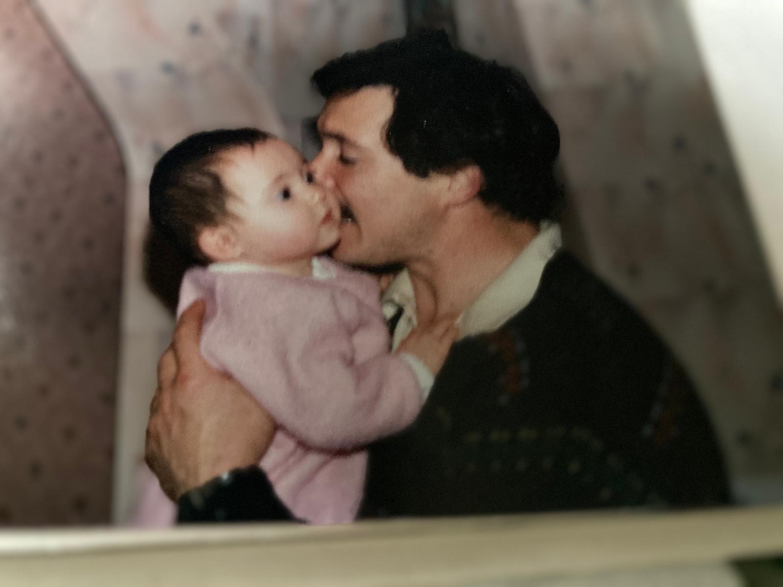 Mon père me tenant bébé dans ses bras