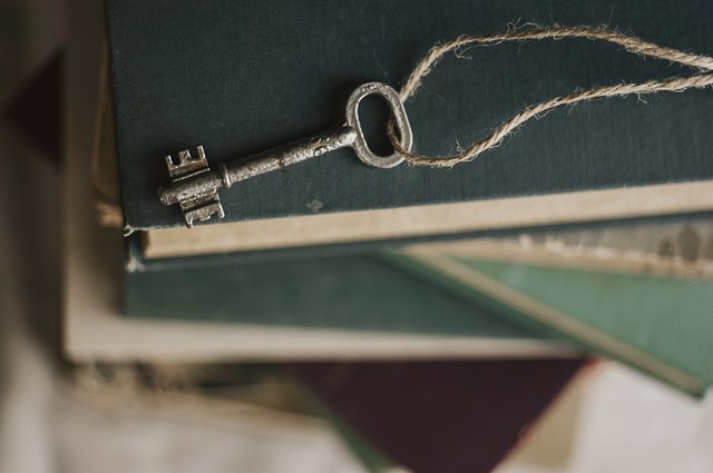 Clé ancienne sur des livres, symbole de transmission