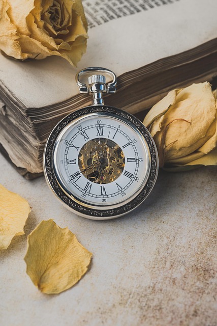 Montre gousset avec roses séchées et livre ancien