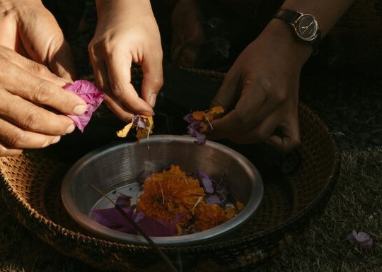 Mains préparant un rituel avec des fleurs