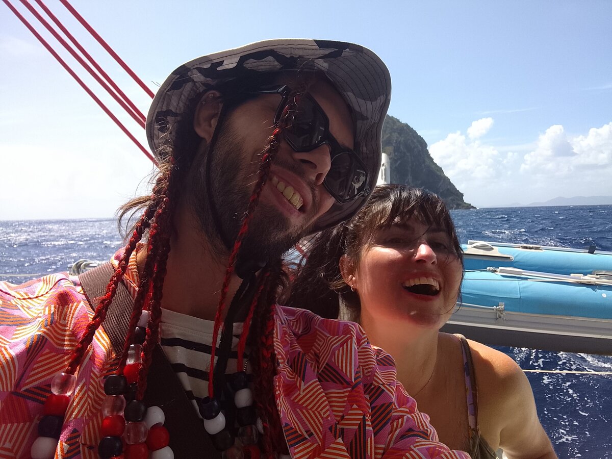 Mylène et son frère Maxime sur un bateau en Martinique