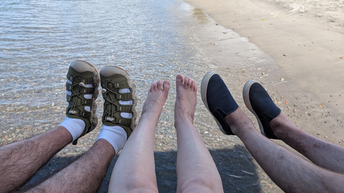 Trois paires de pieds dans le sable