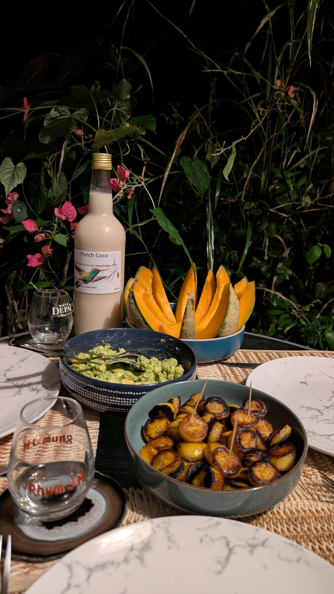 Table martiniquaise avec punch coco et spécialités locales