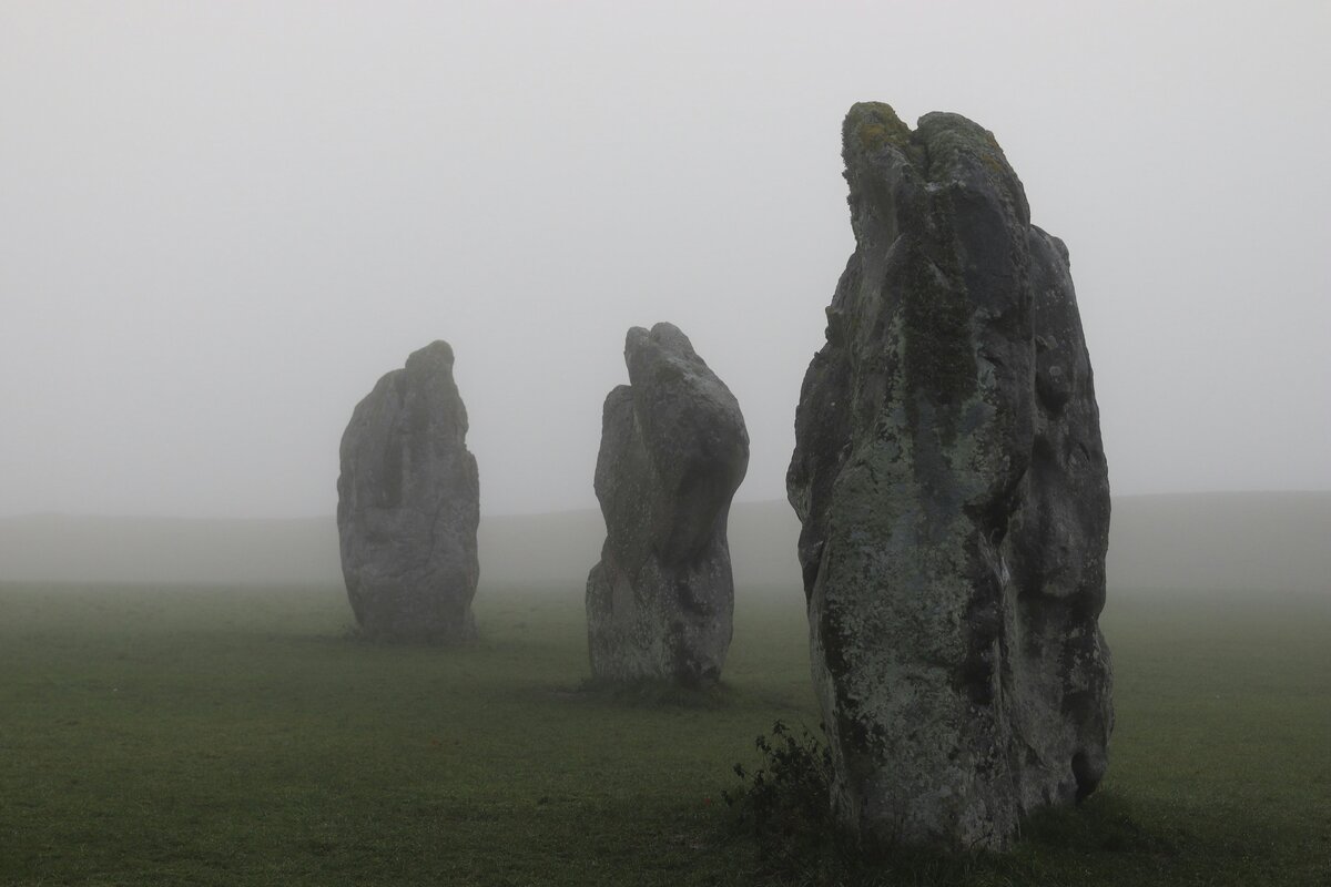 Menhirs dans la brume - les rituels funéraires ancestraux depuis la préhistoire