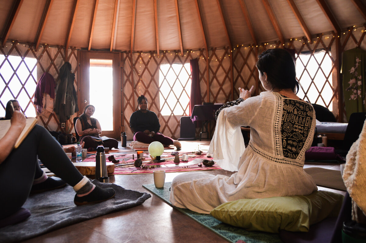 Mylène animant un cercle de partage dans une yourte