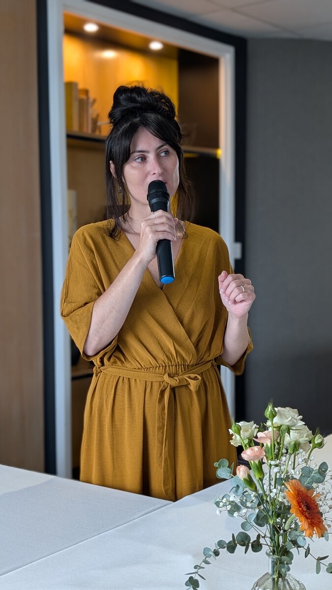 Mylène Chevreul intervenant au micro auprès d'une structure ou d'une équipe